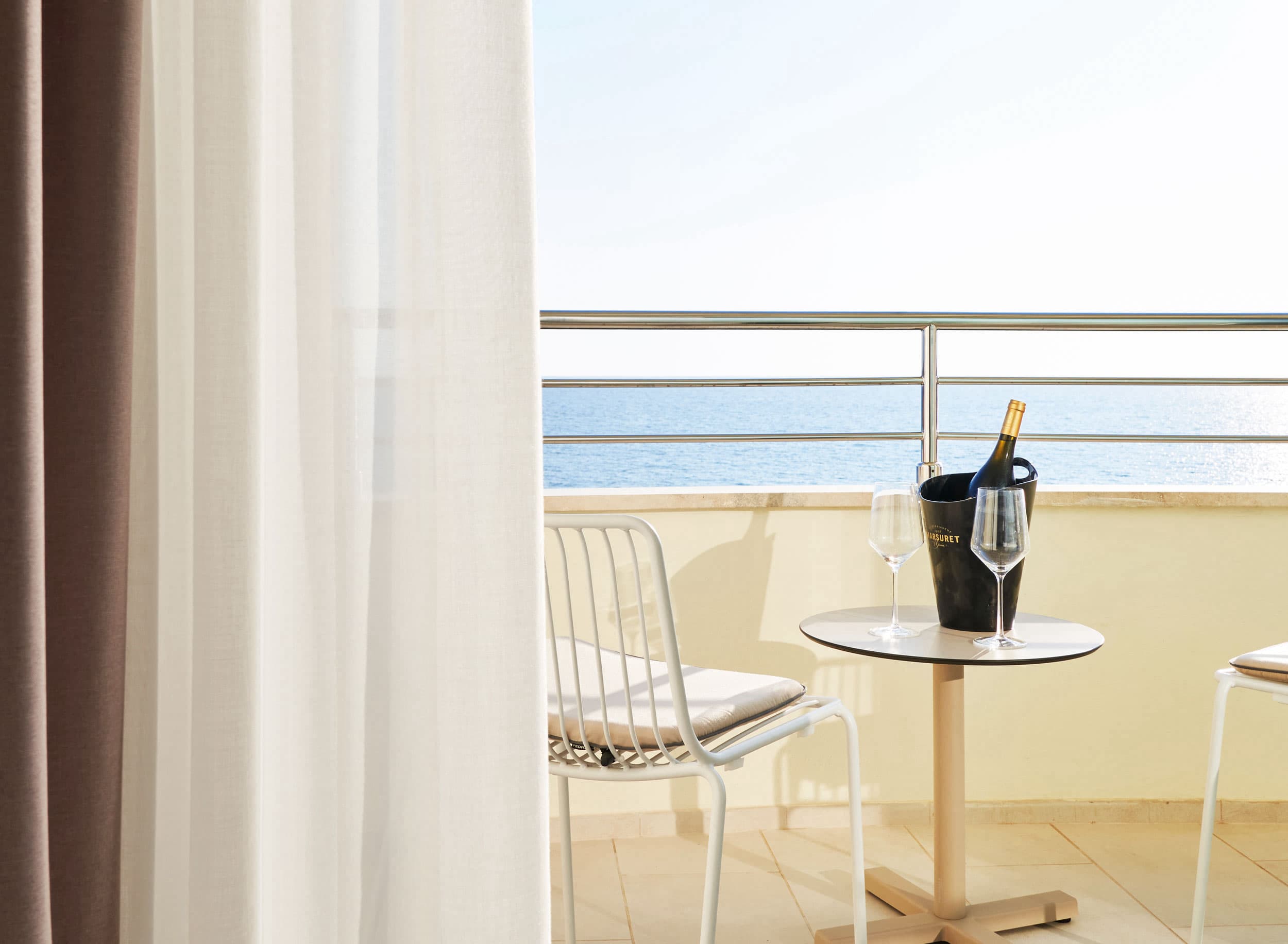 Camera con balcone arredato fronte mare sulla costa toscana