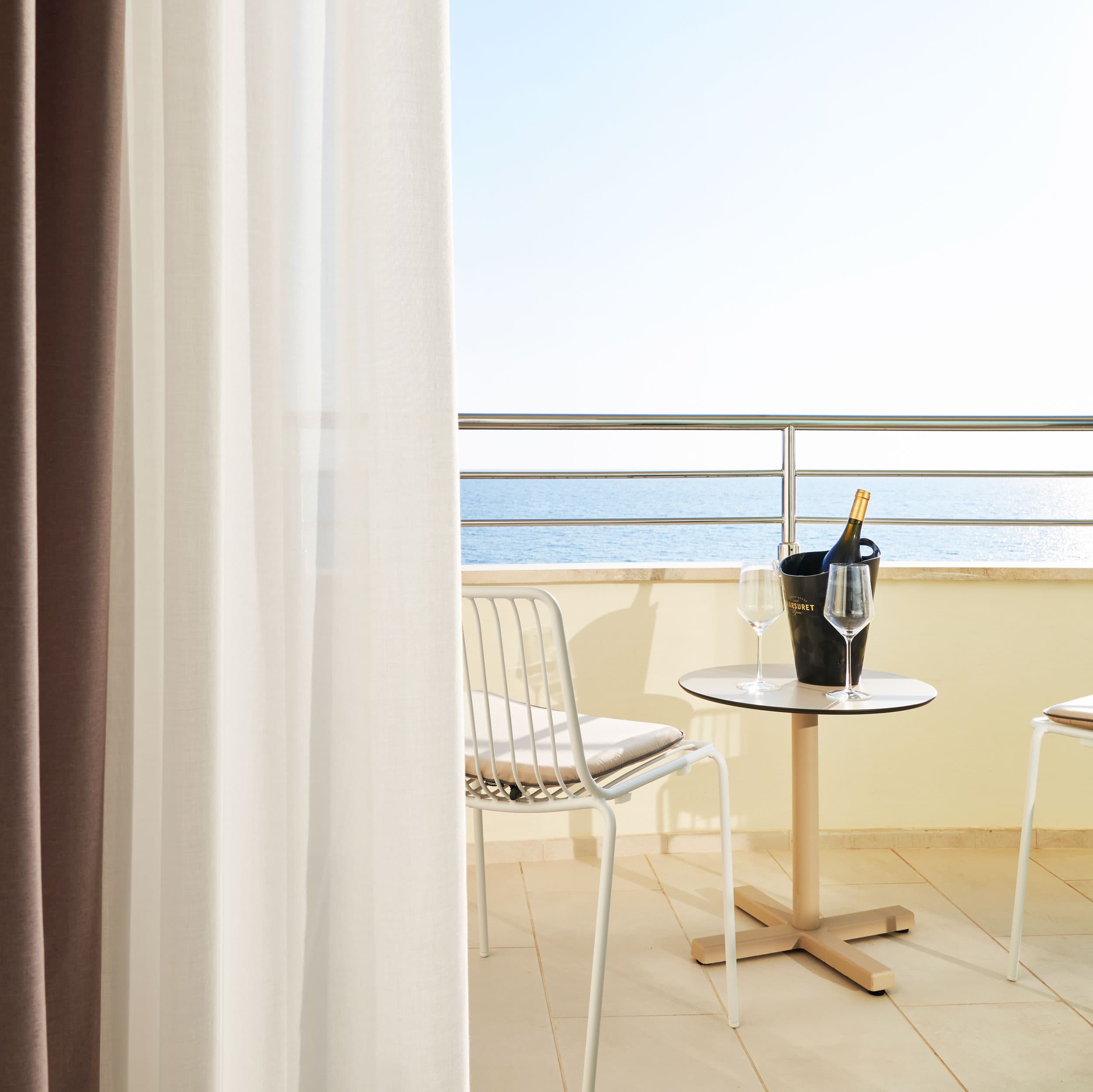 Camera con balcone arredato fronte mare sulla costa toscana