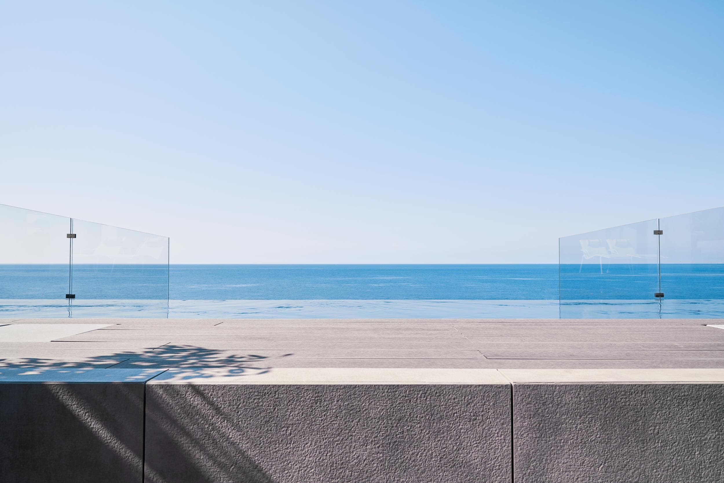 Piscina a sfioro sul mare della Toscana