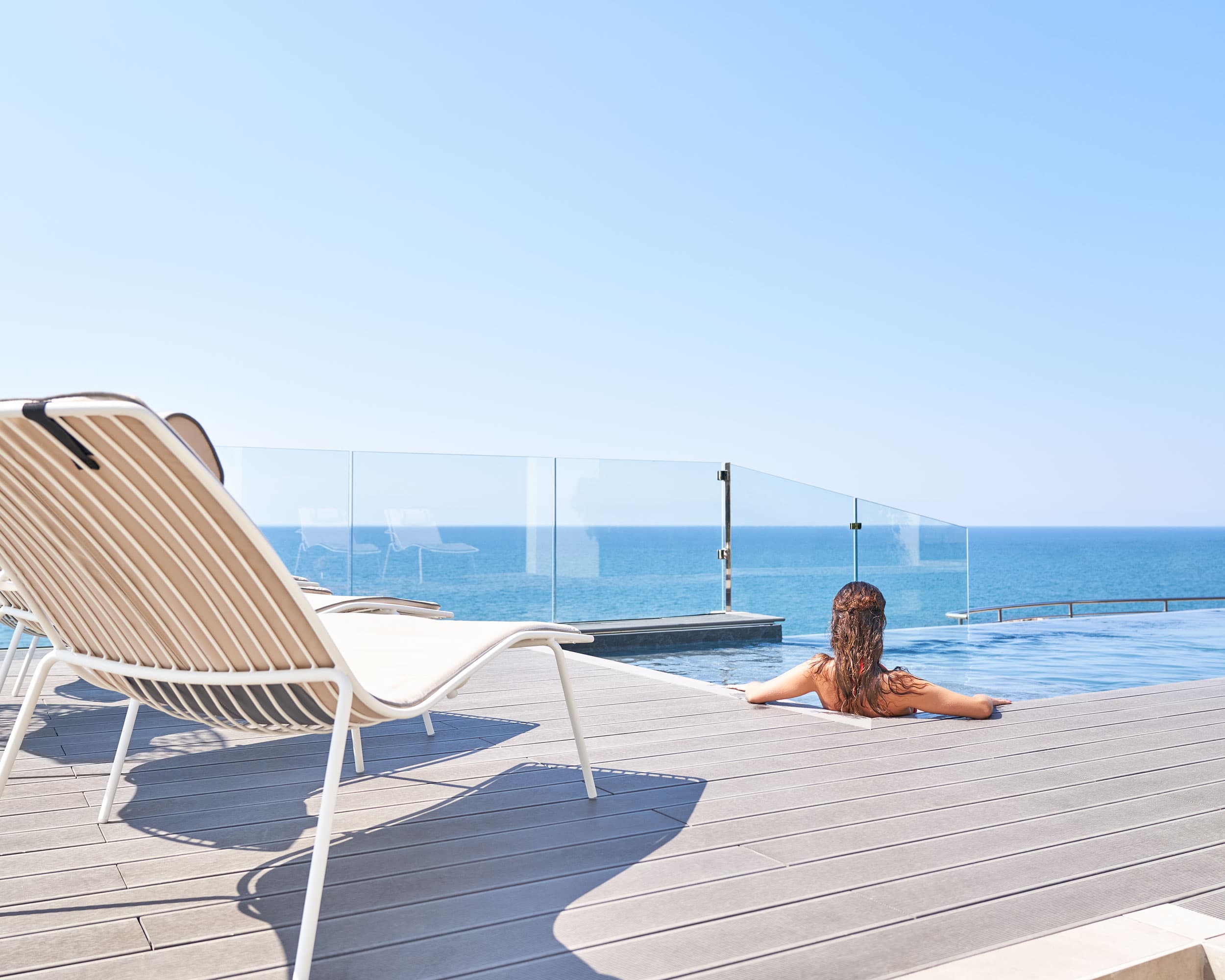 Vista sulla costa toscana dalla piscina fronte mare situata sul Rooftop del Palace Lido a Marina di Cecina