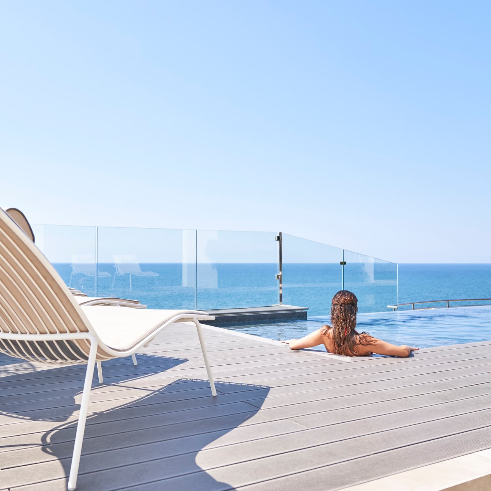 Vista sulla costa toscana dalla piscina fronte mare situata sul Rooftop del Palace Lido a Marina di Cecina